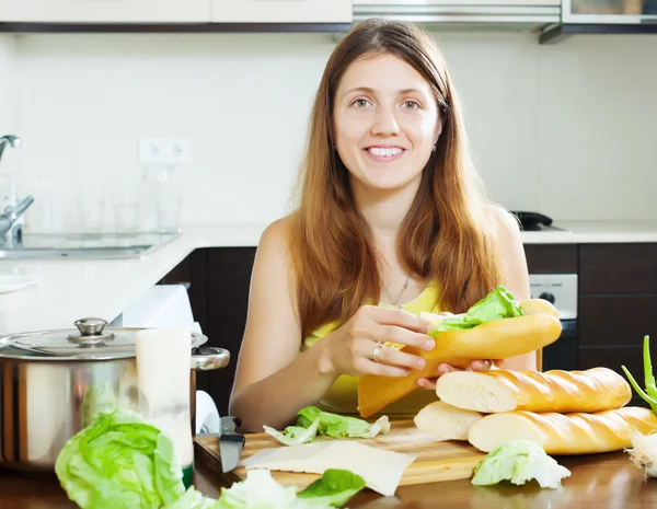 Mulher feliz cozinhar sanduíches — Fotografia de Stock