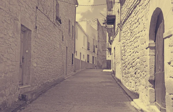 西班牙小镇狭窄的街道. — 图库照片