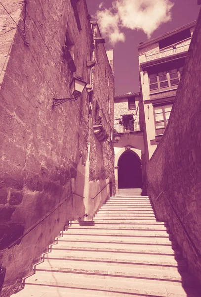 Straße mit Bogen und Treppe in Calaceite. — Stockfoto