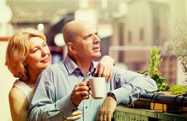 Älteres Paar auf Balkon mit Kaffee — Stockfoto