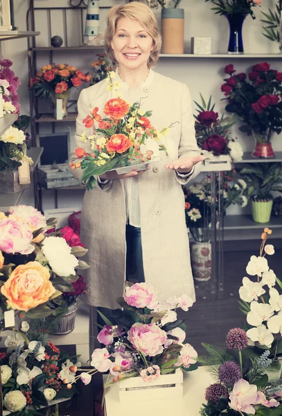 Mujer sonriendo entre flores multicolores —  Fotos de Stock