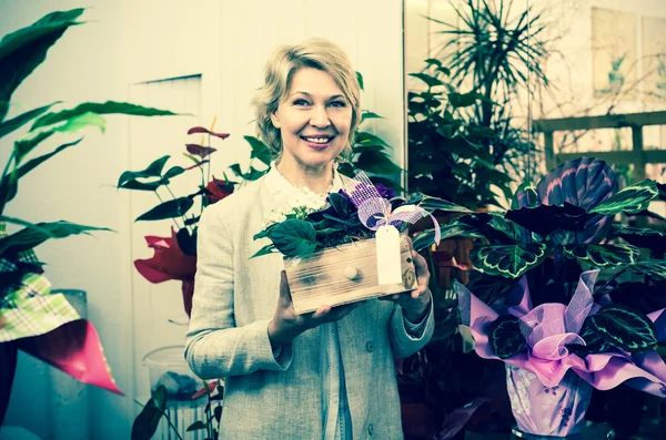 Volwassen vrouwelijke klant in bloemenwinkel — Stockfoto