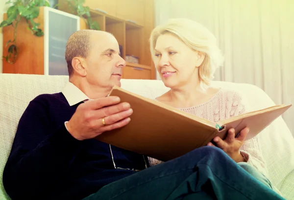 Pensioners watching old photoes — Stock Photo, Image