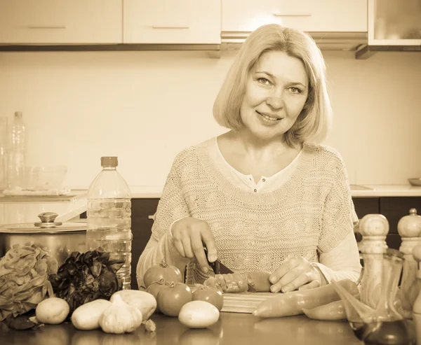 Mature housewife cooking  lunch — Stock Photo, Image