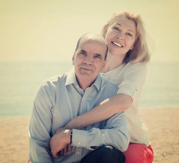 Älterer Mann und reife Frau gegen See — Stockfoto