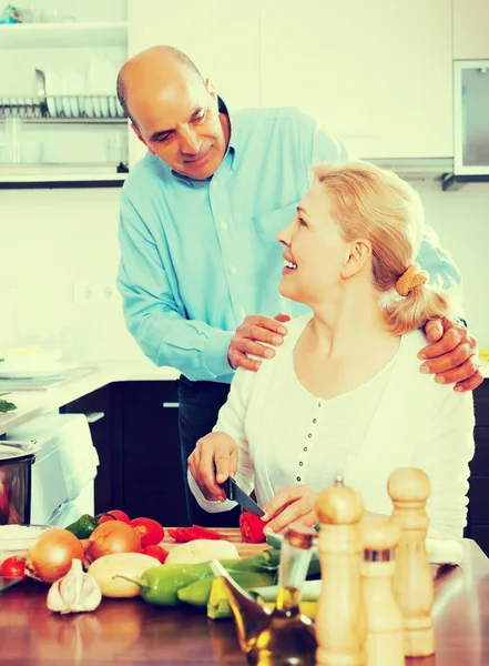 Ordatary mature couple cooking vegetables — Stock Photo, Image