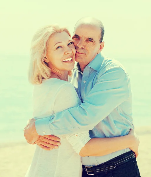 Mann und Frau im Urlaub am Meer — Stockfoto