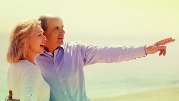 Elderly couple at sea shore — Stock Photo, Image