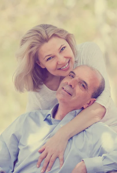 Porträt einer reifen, lächelnden Familie — Stockfoto