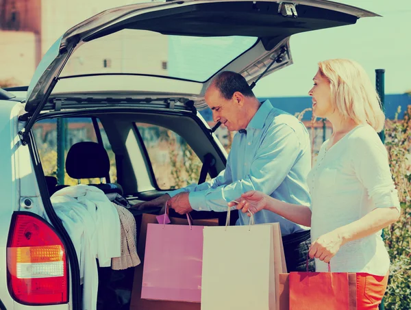 Älteres Paar in der Nähe von Auto — Stockfoto