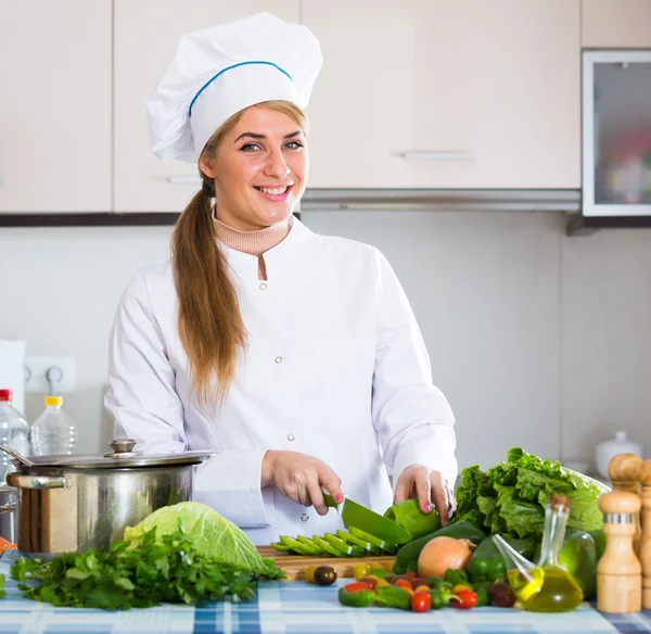 Sebzeler ile profesyonel kadın aşçı — Stok fotoğraf