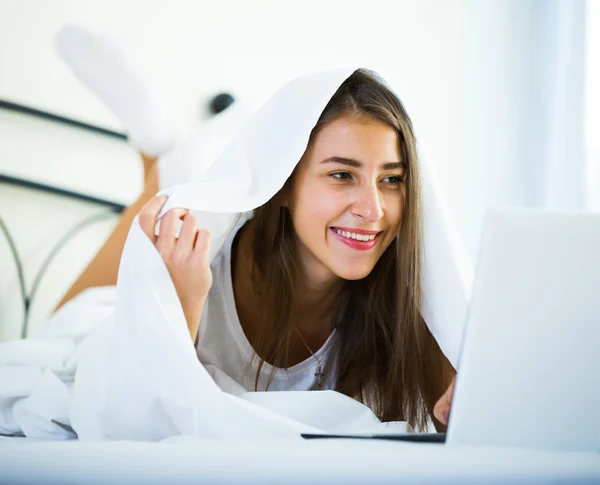 Glad tjej med laptop — Stockfoto