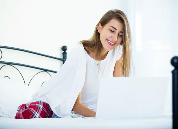 Glada student tjej studerar med laptop — Stockfoto