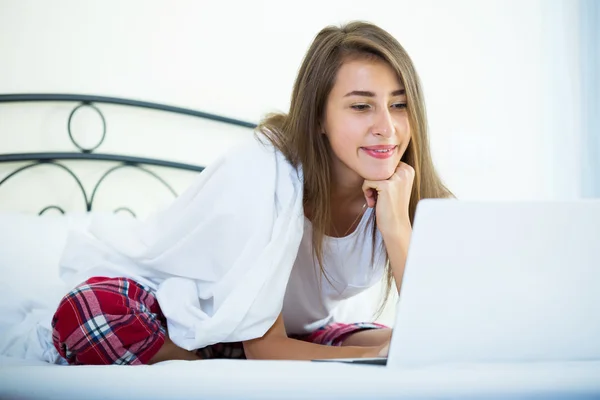 Glada student tjej studerar med laptop — Stockfoto