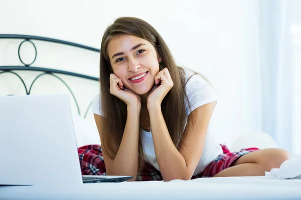 Allegro studente ragazza borchie con computer portatile — Foto Stock