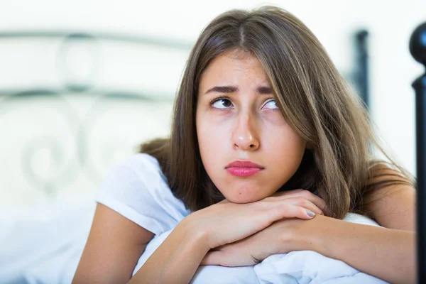 Adolescente ordinaria con mirada triste en la cama — Foto de Stock