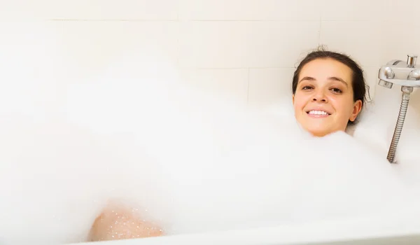 Jovem feliz coberto de espuma — Fotografia de Stock