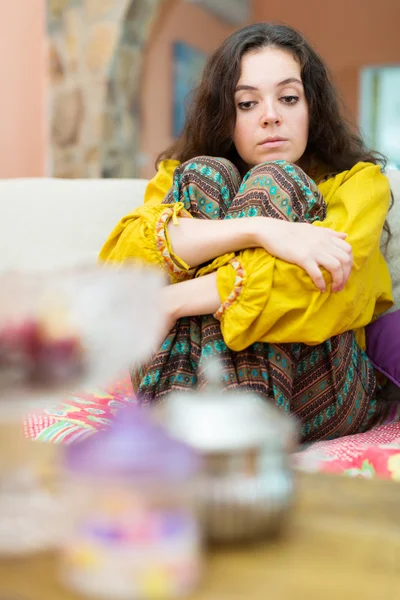 Расстроенная девушка портрет дивана — стоковое фото