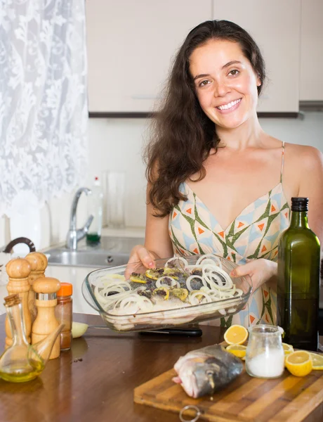 烹饪鱼在自家厨房的女人 — 图库照片