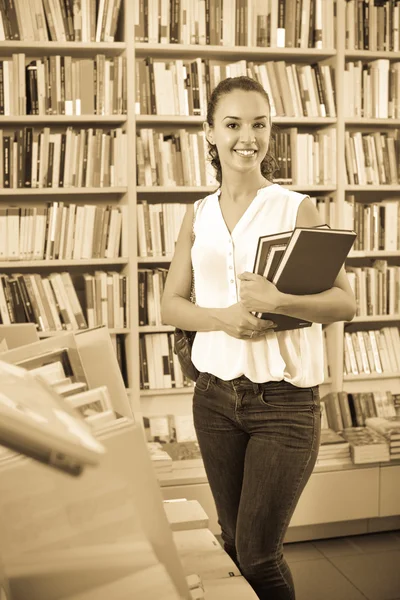 Femme achetant des livres — Photo