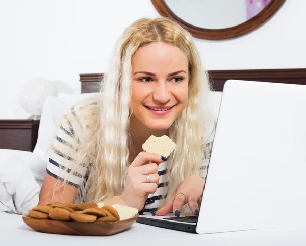 Mulher feliz trabalhando no laptop — Fotografia de Stock