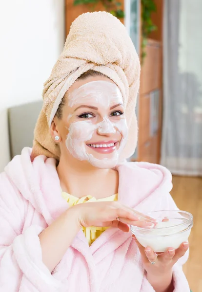 Chica con crema en la cara — Foto de Stock