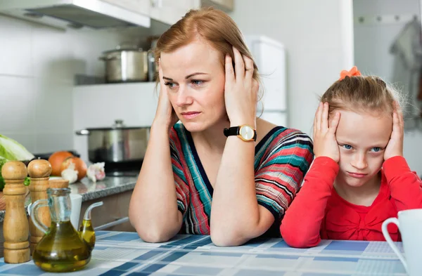 Upset girl and  mother have a peeve — Stock Photo, Image