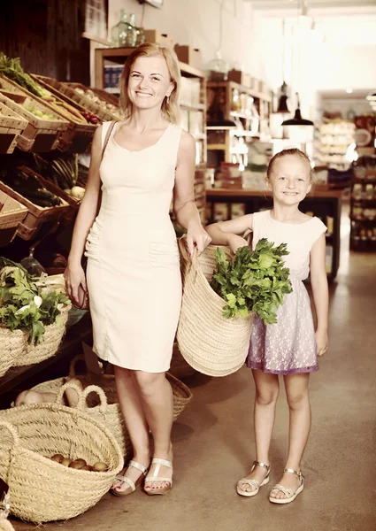 Portrait of woman and kid buying greens — Stock Photo, Image