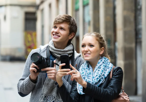 Turisti che fanno foto in strada — Foto Stock