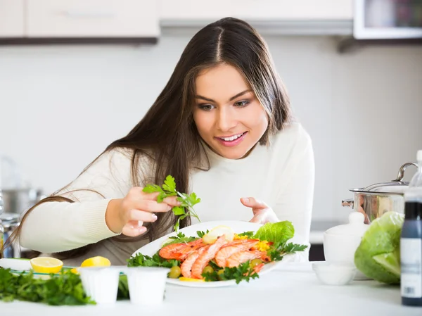 Ragazza positiva organizzare gamberetti in piatto — Foto Stock