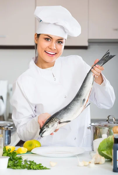 Female chef cooking fish — Stock Photo, Image