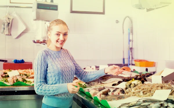 Donna che sceglie il pesce a pescatore — Foto Stock