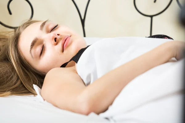 Porträtt av en flicka som sover i sängen — Stockfoto