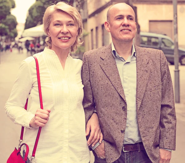Happy couple walking — Stock Photo, Image