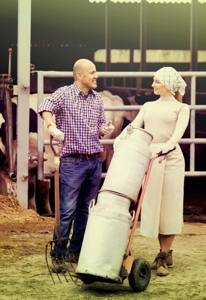 Farmers holding a trolley with milk — Stock Photo, Image