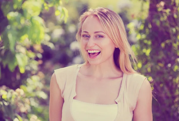 Blonde vrouw in tuin — Stockfoto