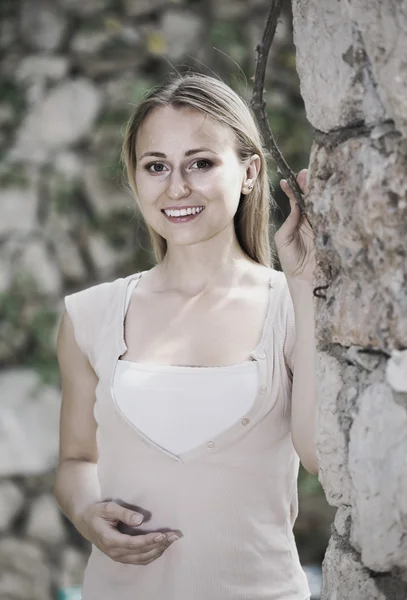 Mujer parada al aire libre — Foto de Stock