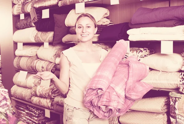 Vrouw klant plukken deken — Stockfoto