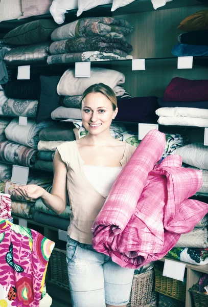 Mulher cliente escolher cobertor — Fotografia de Stock