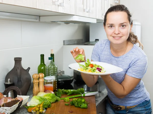 Donna che serve insalata — Foto Stock