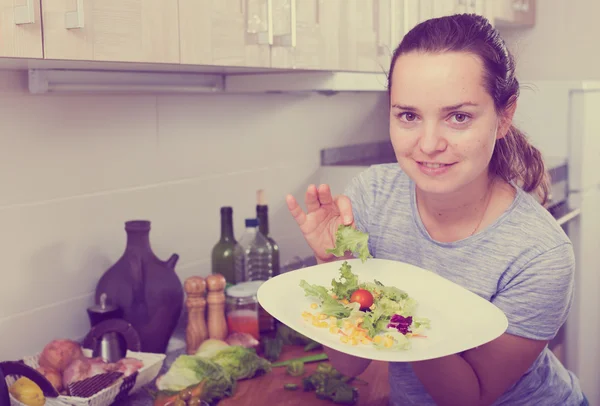 Woman serving salad — Stock Photo, Image