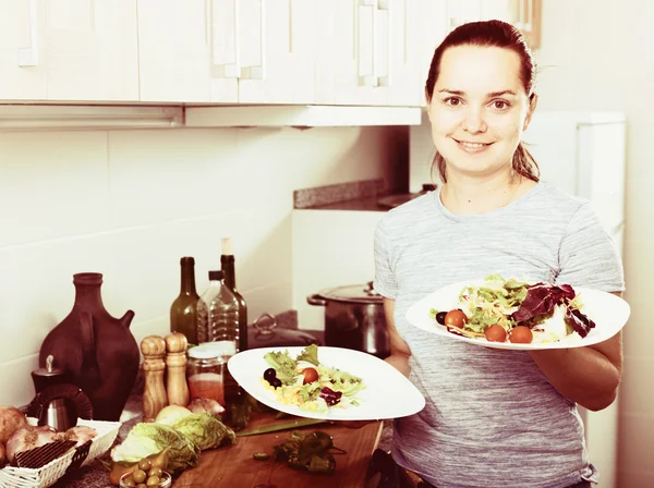 Молодая женщина готовит салат — стоковое фото
