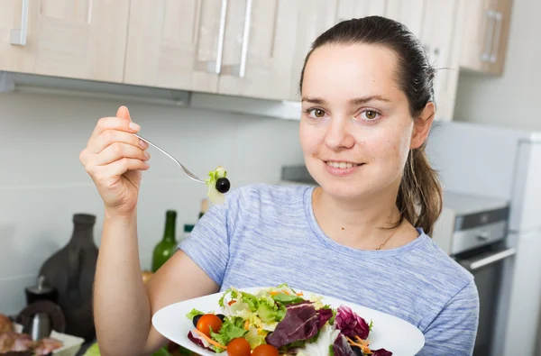 Donna sorridente mangiare insalata — Foto Stock