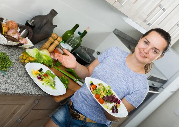 Kvinna matlagning sallad — Stockfoto