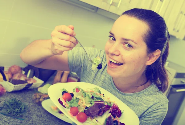 Cheerful woman eating salad — Stock Photo, Image