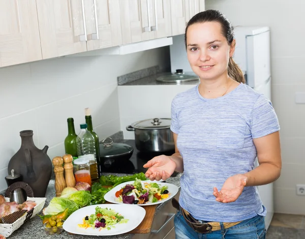 Woman cooking salad — Stock Photo, Image