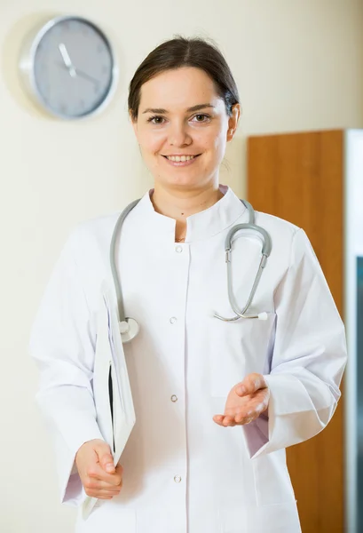 Terapeuta posa in clinica moderna — Foto Stock