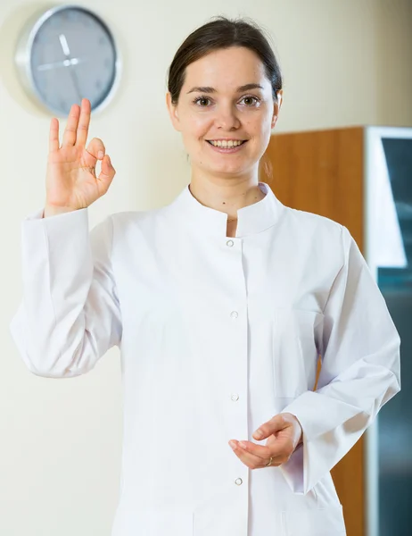 Brunetka lekarz uśmiechający się w klinice — Zdjęcie stockowe