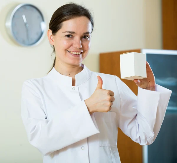 Médico segurando comprimido de vitamina — Fotografia de Stock