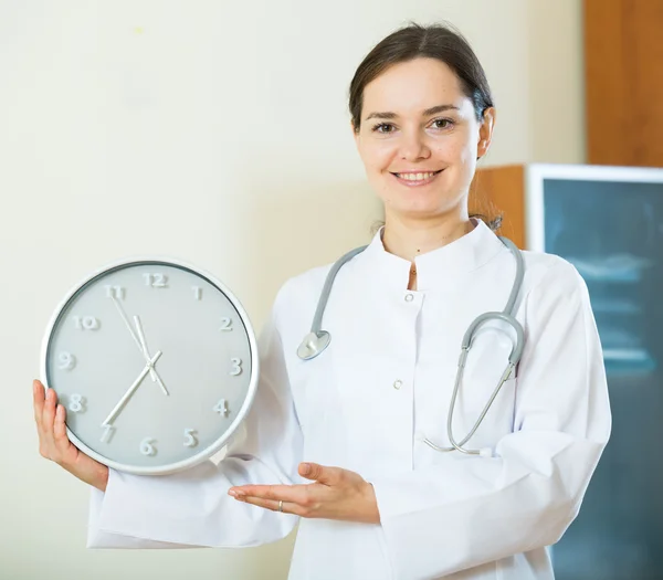 Doktor stetoskop gösteren saat ile — Stok fotoğraf